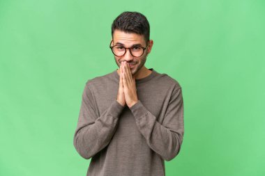 Tecrit edilmiş geçmişi olan yakışıklı beyaz bir adam avuç içlerini bir arada tutuyor. İnsan bir şey ister.