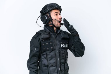 Beyaz arka planda izole edilmiş beyaz tenli beyaz bir SWAT adamı esniyor ve geniş bir ağzı eliyle kapatıyor.