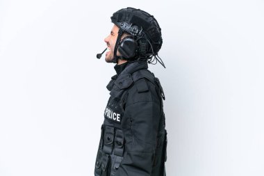 Beyaz arka planda izole genç beyaz SWAT adam yan pozisyonda gülerek