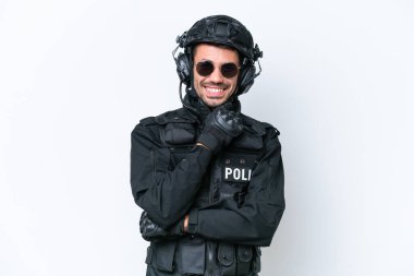 Beyaz arka planda gözlüklü ve gülümseyen Kafkasyalı bir SWAT elemanı var.