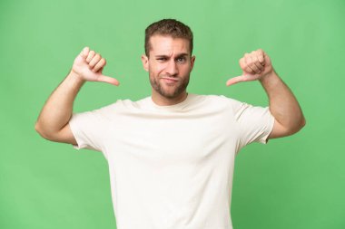 Yeşil krom arka planda soyutlanmış yakışıklı beyaz adam gururlu ve kendini beğenmiş.