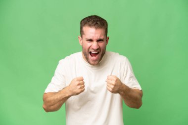 Yeşil krom arka planda izole edilmiş yakışıklı beyaz adam kötü bir durum yüzünden hayal kırıklığına uğradı.