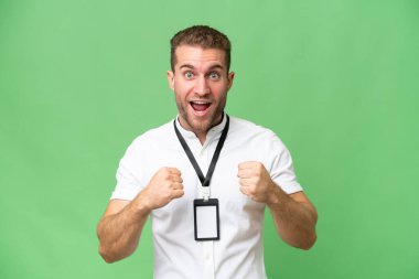 Yeşil renkli arka planda izole edilmiş beyaz bir adam galibiyetini kutluyor.