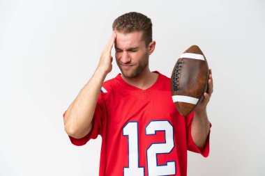 Beyaz arka planda ragbi oynayan beyaz saçlı genç bir adam baş ağrısıyla izole edilmiş.