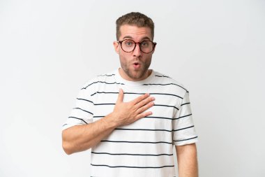 Beyaz arka planda izole edilmiş yakışıklı beyaz adam sağa bakarken şaşırmış ve şok olmuştu.