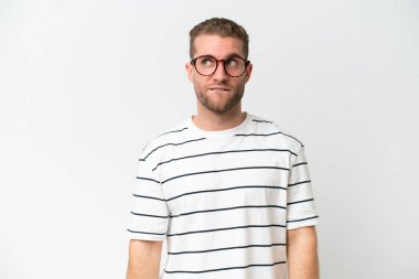 Beyaz arka planda izole edilmiş beyaz, yakışıklı beyaz bir adam yukarı bakarken şüpheleri var.