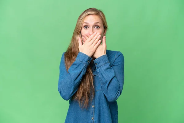 Young Blonde Woman Isolated Background Covering Mouth Hands — Stock Photo, Image