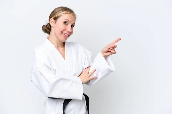 Mujer Joven Caucásica Haciendo Karate Aislado Sobre Fondo Blanco Señalando — Foto de Stock