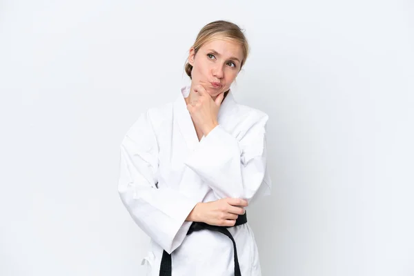 Junge Kaukasische Frau Tut Karate Isoliert Auf Weißem Hintergrund Mit — Stockfoto