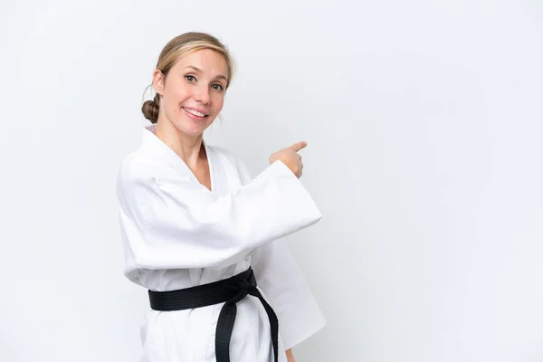 Joven Mujer Caucásica Haciendo Karate Aislado Sobre Fondo Blanco Apuntando —  Fotos de Stock