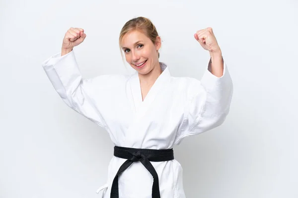 Mujer Joven Caucásica Aislada Sobre Fondo Blanco Haciendo Karate Haciendo — Foto de Stock