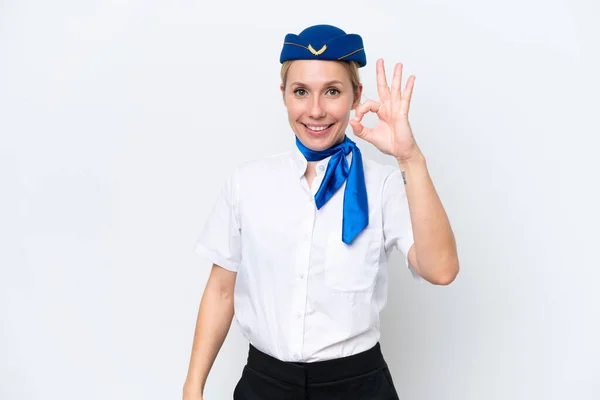飛行機ブロンドスチュワーデス女性絶縁上の白い背景ショーOk Signとともに指 — ストック写真