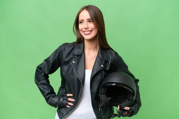 Junge Hübsche Kaukasische Frau Mit Motorradhelm Über Isoliertem Hintergrund Posiert — Stockfoto