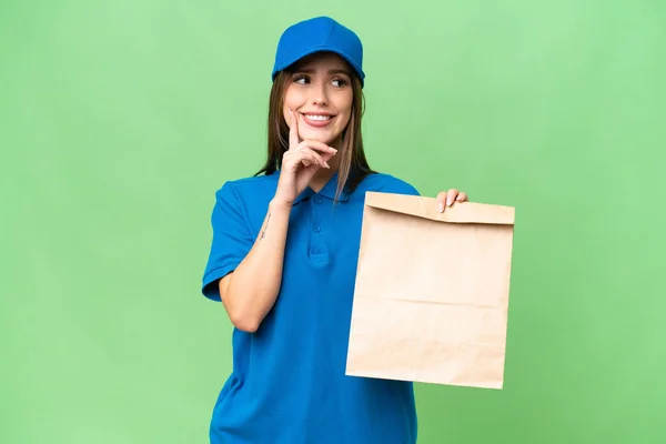 Νεαρή Όμορφη Καυκάσια Γυναίκα Παίρνει Μια Τσάντα Φαγητό Από Μακριά — Φωτογραφία Αρχείου