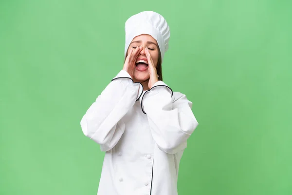 Young Chef Caucasian Woman Isolated Background Shouting Announcing Something — Stock Photo, Image