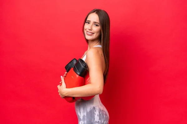 Jonge Mooie Blanke Vrouw Geïsoleerd Rode Achtergrond Met Bokshandschoenen — Stockfoto