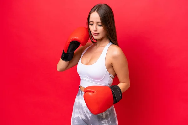 Jovem Bela Mulher Caucasiana Isolado Fundo Vermelho Com Luvas Boxe — Fotografia de Stock