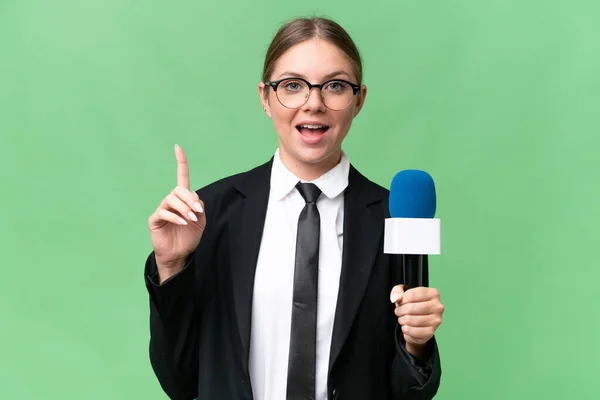 Joven Presentadora Televisión Mujer Caucásica Sobre Fondo Aislado Señalando Una — Foto de Stock