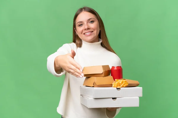 Junge Schöne Blonde Frau Hält Essen Zum Mitnehmen Vor Isoliertem — Stockfoto