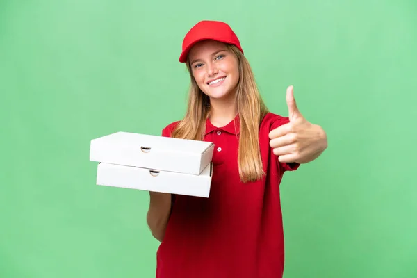 Fiatal Kaukázusi Pizzafutár Munkaruhában Felveszi Pizzás Dobozokat Elszigetelt Háttérrel Hüvelykujjal — Stock Fotó