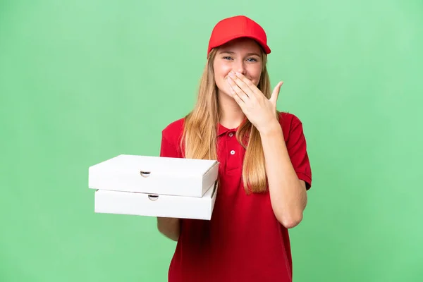 Молодая Кавказская Доставка Пиццы Женщина Рабочей Форме Собирает Коробки Пиццы — стоковое фото