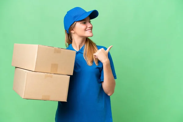 Delivery Caucasian Woman Isolated Background Pointing Side Present Product — Stock Photo, Image