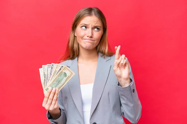 Joven Mujer Caucásica Negocios Sosteniendo Dinero Aislado Sobre Fondo Rojo — Foto de Stock