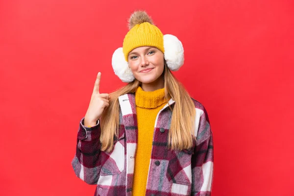 Junge Schöne Frau Trägt Wintermützen Isoliert Auf Rotem Hintergrund Und — Stockfoto