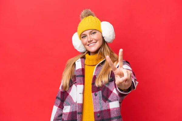 Jonge Mooie Vrouw Dragen Winter Muffs Geïsoleerd Rode Achtergrond Glimlachen — Stockfoto