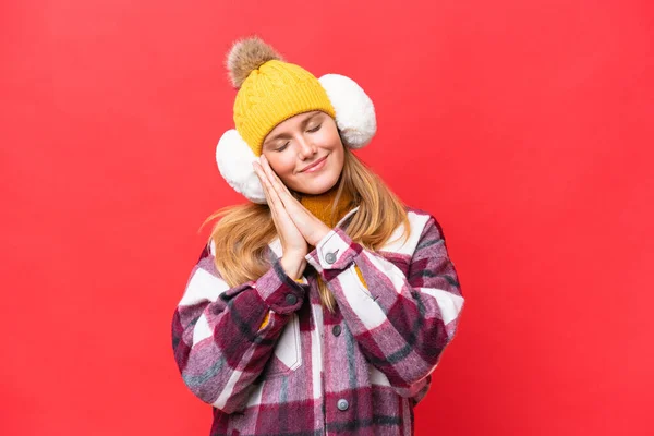 Молодая Красивая Женщина Носит Зимние Муфты Изолированы Красном Фоне Делает — стоковое фото