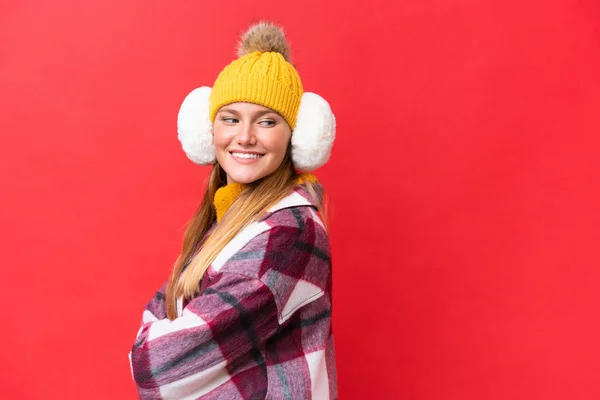 Joven Hermosa Mujer Con Manguitos Invierno Aislados Sobre Fondo Rojo —  Fotos de Stock