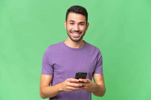 Junger Gutaussehender Kaukasischer Mann Mit Isoliertem Hintergrund Sendet Eine Nachricht — Stockfoto
