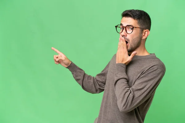 Jonge Knappe Blanke Man Geïsoleerde Achtergrond Met Verrassingsuitdrukking Terwijl Wijzend — Stockfoto