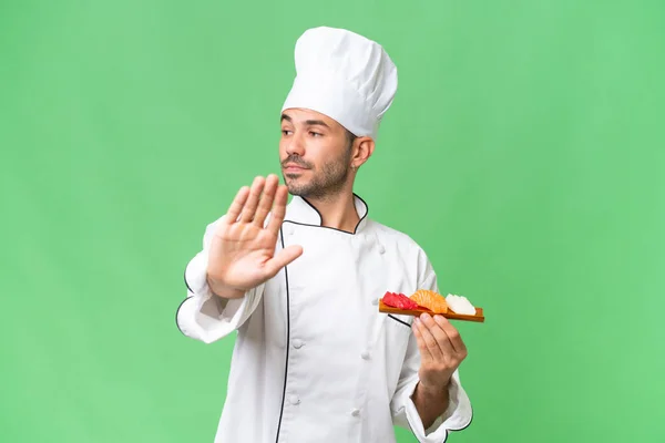 Jonge Kaukasische Chef Houdt Een Sushi Geïsoleerde Achtergrond Maken Stop — Stockfoto