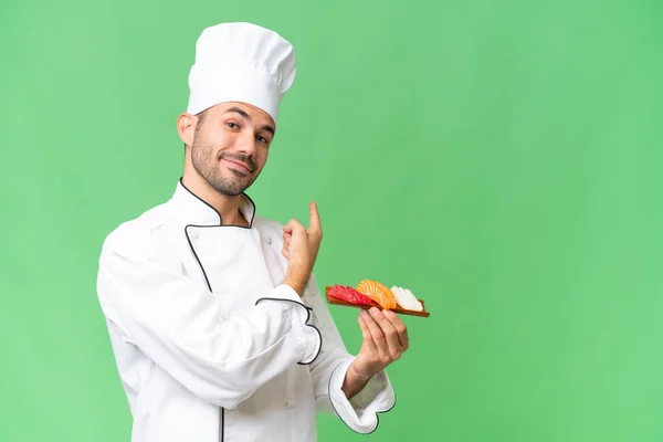 Jonge Kaukasische Chef Die Een Sushi Boven Geïsoleerde Achtergrond Houdt — Stockfoto