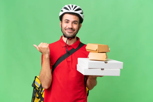 Νεαρός Όμορφος Καυκάσιος Άνδρας Θερμική Τσάντα Και Κρατώντας Φαγητό Απομονωμένο — Φωτογραφία Αρχείου