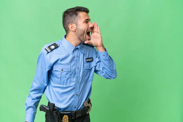 Νεαρός Αστυνομικός Καυκάσιος Πάνω Από Απομονωμένο Φόντο Φωνάζοντας Στόμα Ορθάνοιχτο — Φωτογραφία Αρχείου