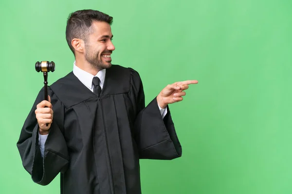 Judge Caucasian Man Isolated Background Pointing Finger Side Presenting Product — Stock Photo, Image