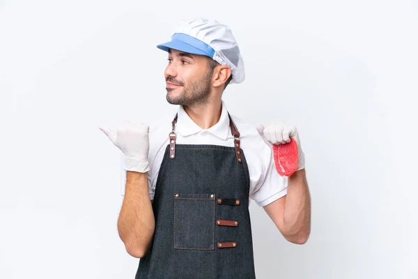 Metzger Kaukasischer Mann Trägt Eine Schürze Und Serviert Frisches Fleisch — Stockfoto