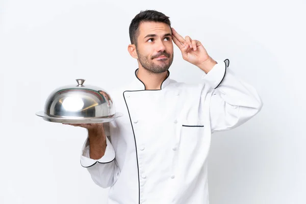 Jeune Chef Avec Plateau Isolé Sur Fond Blanc Ayant Des — Photo