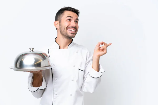 Jeune Chef Avec Plateau Isolé Sur Fond Blanc Dans Réaliser — Photo