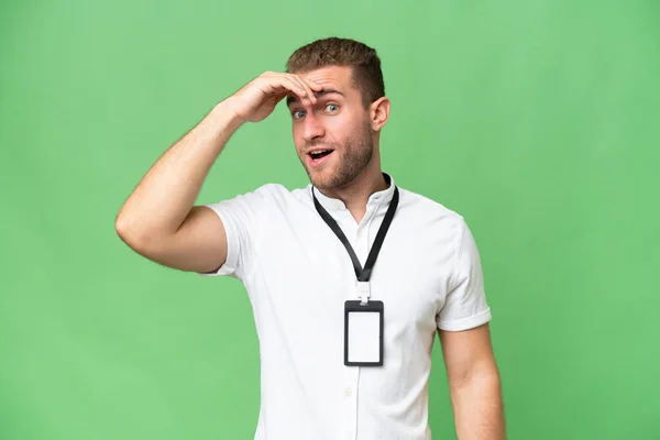 Jonge Blanke Man Met Kaart Geïsoleerd Groene Chroma Achtergrond Doen — Stockfoto