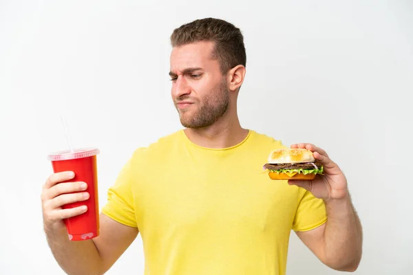 Młody Biały Mężczyzna Gospodarstwa Burger Soda Izolowane Białym Tle — Zdjęcie stockowe