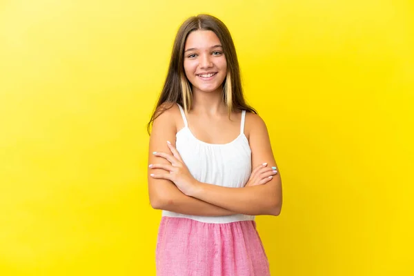 Menina Caucasiana Pequena Isolado Fundo Amarelo Mantendo Braços Cruzados Posição — Fotografia de Stock