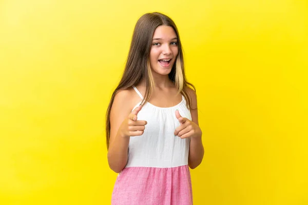 Menina Caucasiana Pouco Isolado Fundo Amarelo Apontando Para Frente Sorrindo — Fotografia de Stock