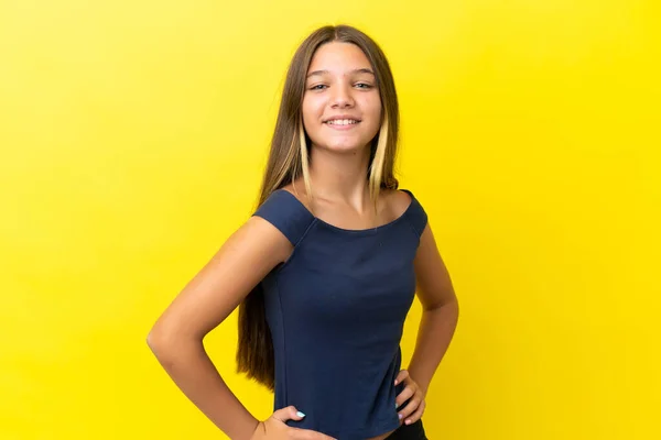 Malá Kavkazská Dívka Izolované Žlutém Pozadí Pózovat Pažemi Bok Usmívat — Stock fotografie
