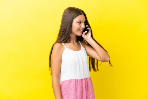 Menina Caucasiana Isolado Fundo Amarelo Mantendo Uma Conversa Com Telefone — Fotografia de Stock
