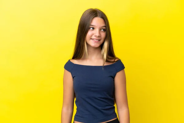 Menina Caucasiana Pouco Isolado Fundo Amarelo Olhando Para Lado Sorrindo — Fotografia de Stock