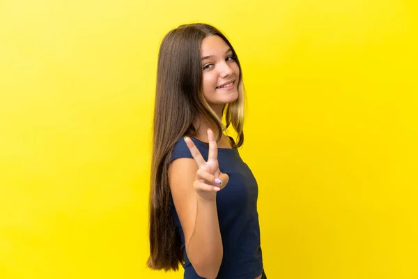 Menina Caucasiana Pouco Isolado Fundo Amarelo Sorrindo Mostrando Sinal Vitória — Fotografia de Stock
