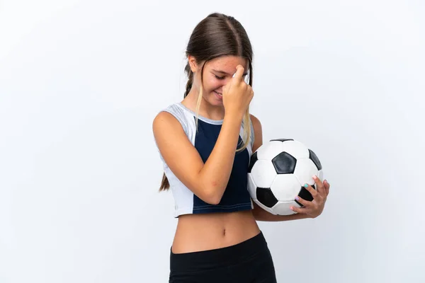 Menina Caucasiana Jogar Futebol Isolado Fundo Branco Rindo — Fotografia de Stock